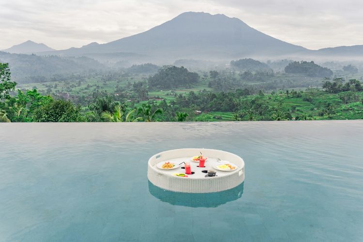 5 Rekomendasi Hotel di Indonesia yang Punya Fasilitas Infinity Pool