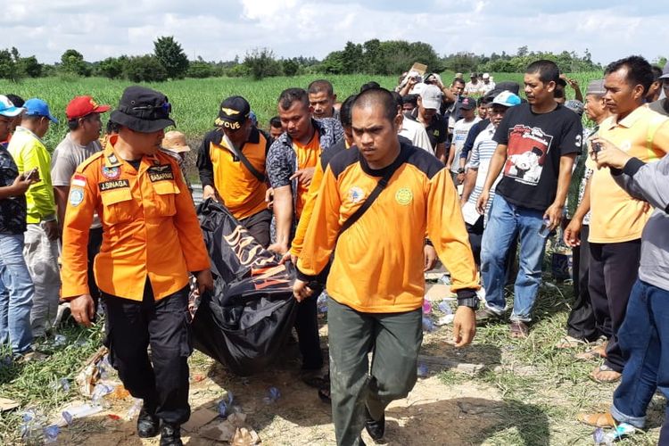 Tim Basarnas Pekanbaru dan petugas gabungan lainnya mengevakuasi jasad Saparuddin (50) yang ditemukan tewas tenggelam di kanal Kelurahan Langgam, Kecamatan Langgam, Kabupaten Pelalawan, Riau, Selasa (11/6/2019). 