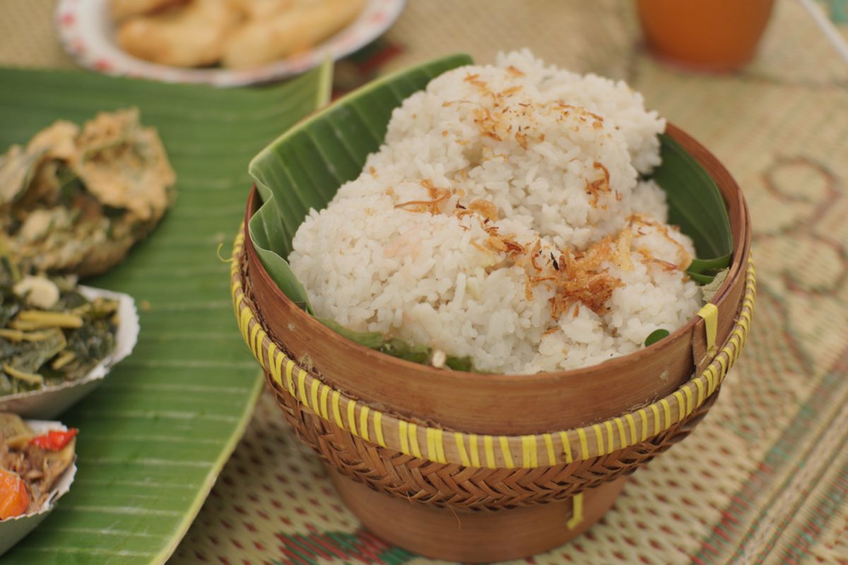 Ilustrasi nasi gurih, beras dimasak bersama santan. 