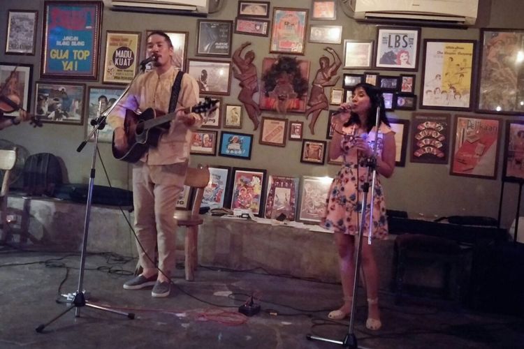 Penyanyi asal Jepang, Hiroaki Kato saat berduet dengan Arina Mocca di acara Buka Bersama Superhiros di Mondo by Roof Top di Jalan Fatmawati, Jakarta Selatan, belum lama ini.