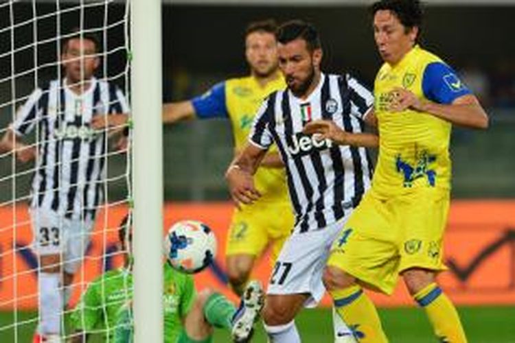 Penyerang Juventus Fabio Quagliarella (kedua dari kanan) mencetak gol ke gawang Chievo Verona, pada pertandingan Serie-A, di Marcantonio Bentegodi, Rabu (25/9/2013).