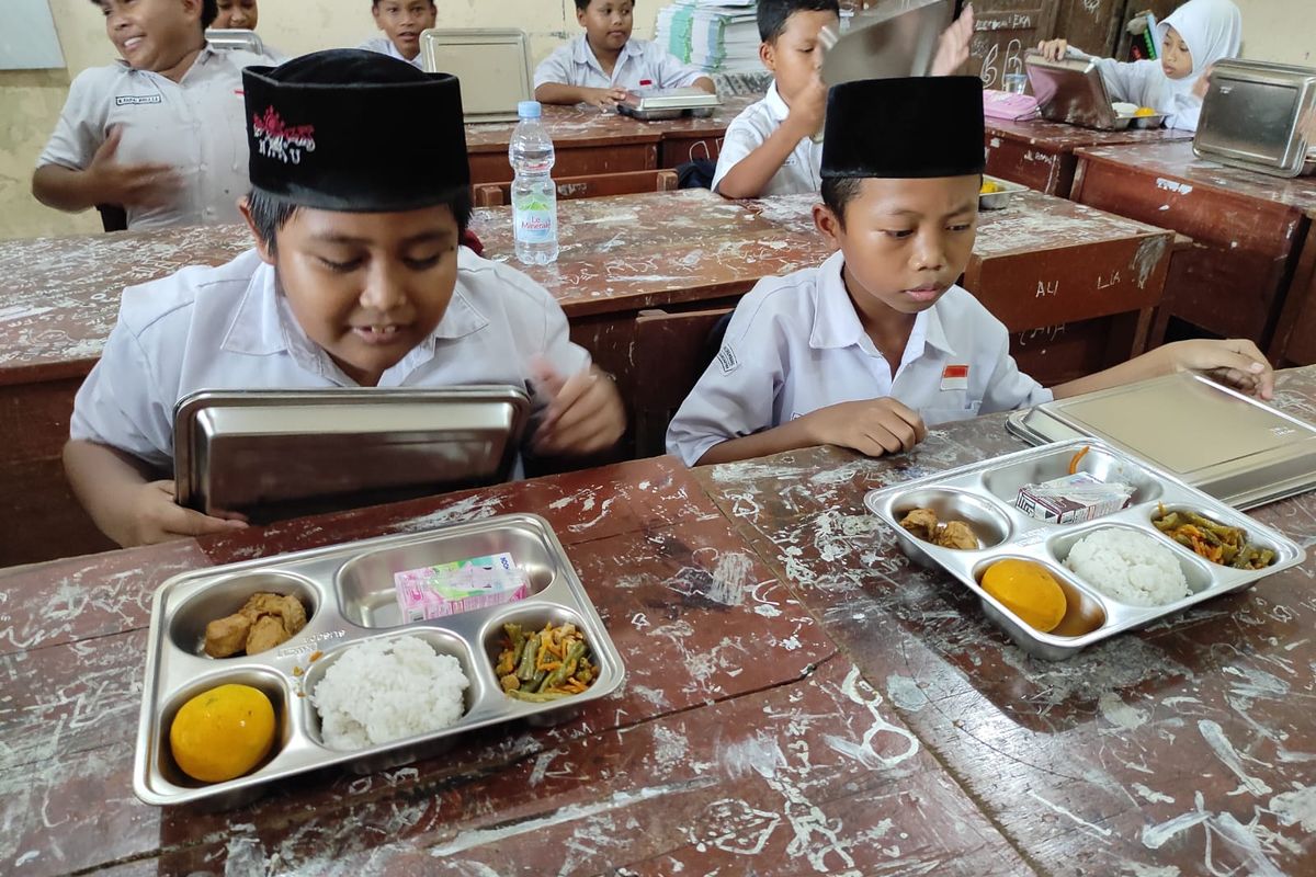 Menu Makan Bergizi Gratis Perdana di Demak: Ayam Kecap hingga Tumis Buncis