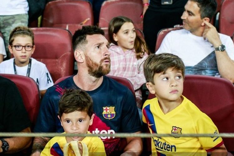 Messi dan kedua anaknya, Mateo dan Thiago menyaksikan laga kedua Barcelona kontra Real Betis di Camp Nou, Senin (26/8/2019)