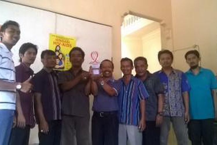 Para sukarelawan LSM SuAR di Kabupaten Kediri, Jawa Timur menunjukkan penghargaan atas kepedulian mereka terhadap penanggulangan dan pencegahan HIV/AIDS
