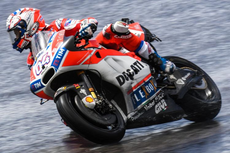 Pebalap Ducati Team asal Italia, Andrea Dovizioso, memacu motornya pada sesi latihan bebas kedua GP Jerman di Sachsenring, Jumat (30/6/2017).