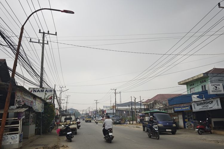 Langit Pagi di Samarinda Tampak Gelap, Warga: Enggak Tahu Ini Mendung atau Kabut Asap