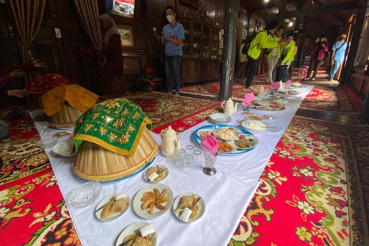 Tradisi makan Bajamba di Desa Wisata Kampuang Minang Nagari Sumpu di Tanah Datar, Sumatera Barat. 