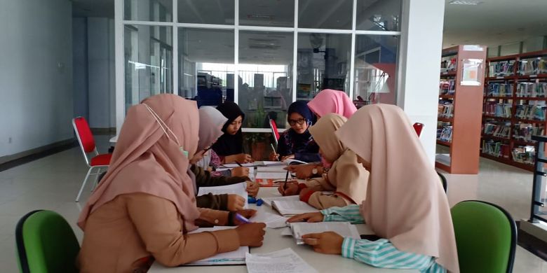 Arsinah Sadar dosen IAIN Samarinda, Kalimantan Timur membentuk The Club Book atau kelompok baca untuk para mahasiswa yang diampunya.