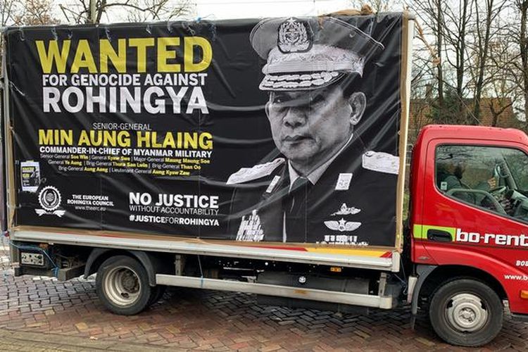 Aks protes terhadap para pemimpin Myanmar di depan Mahkamah Internasional di Den Haag, Belanda.