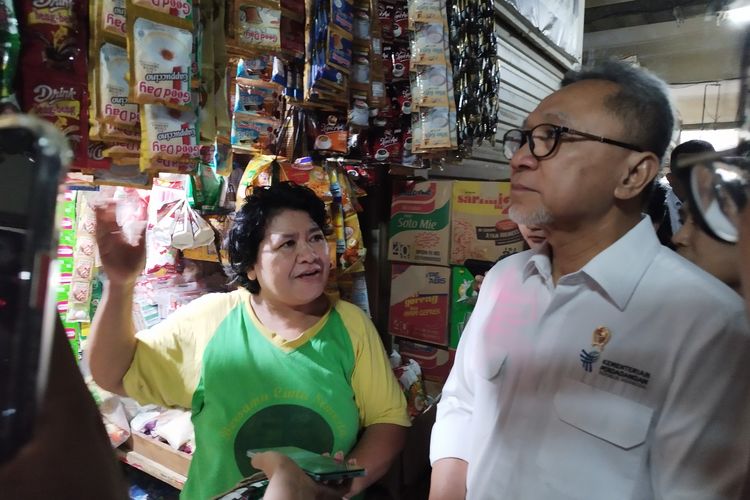 Menteri Perdagangan Zulkifli Hasan mengunjungi Pasar Johar Baru, Jakarta Pusat, Senin (4/11/2023).