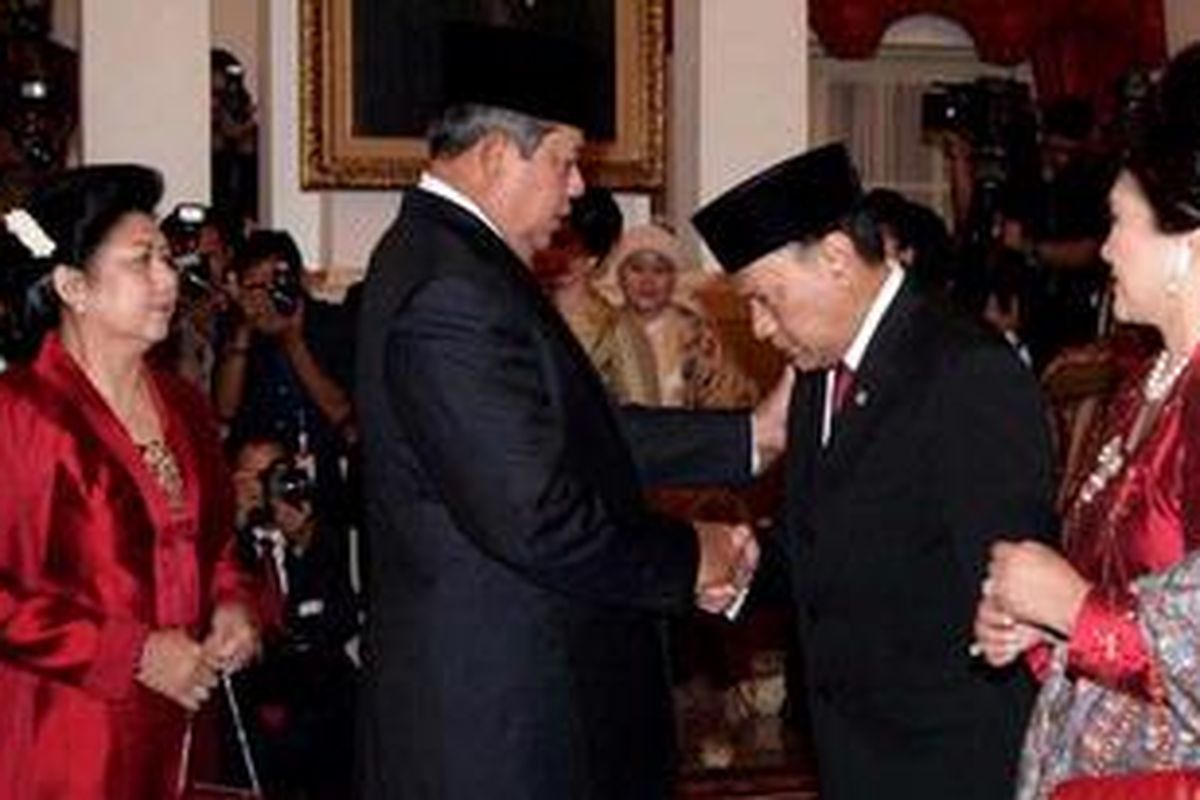 Presiden Susilo Bambang Yudhoyono menyalami Agus Martowardojo (kedua kanan) usai melantik dan mengambil sumpah sebagai menteri Keuangan baru menggantikan Sri Mulyani Indrawati di Istana Negara, Kamis (20/5/2010). Agus sebelumnya menjabat sebagai Direktur Utama Bank Mandiri menggantikan Sri Mulyani yang menanggalkan jabatannya dan bertolak ke Washington DC untuk jabatan baru sebagai Direktur Pelaksana Bank Dunia.