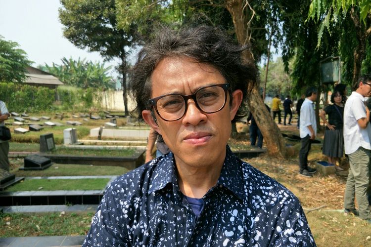 Sutradara Riri Riza usai menghadiri prosesi pemakaman Produser film Muhammad Abduh Aziz di TPU Tanjung Barat, Pasar Minggu, Senin (1/7/2019).
