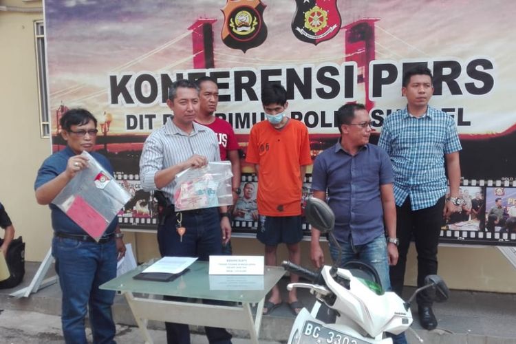 M Irsyad (30) yang merupakan teknisi mesin Anjungan Tunai Mandiri (ATM) yang menjadi tersangka penggelapan uang, saat berada di Polda Sumsel, Kamis (2/8/2018).