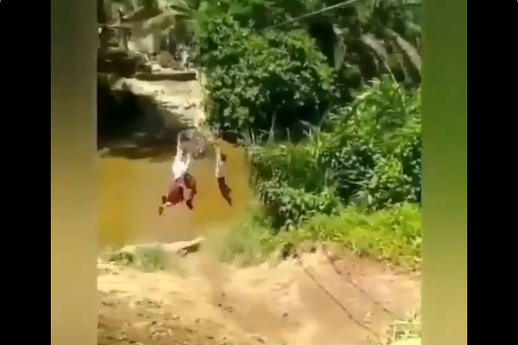 Video viral anak SD bergelantungan sebrangi sungai dengan keranjang gantung