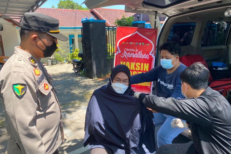 Mahasiswa peserta demonstrasi mengikuti vaksinasi yang digelar oleh Seksi Kedokteran dan Kesehatan (Sidokkes) Polresta Banyuwangi, di sekitar Gedung DPRD Banyuwangi, Jawa Timur, Senin (11/4/2022).
