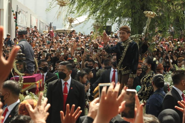 Presiden Joko Widodo (Jokowi) sapa para relawan hingga berdiri di atas kereta kencana.