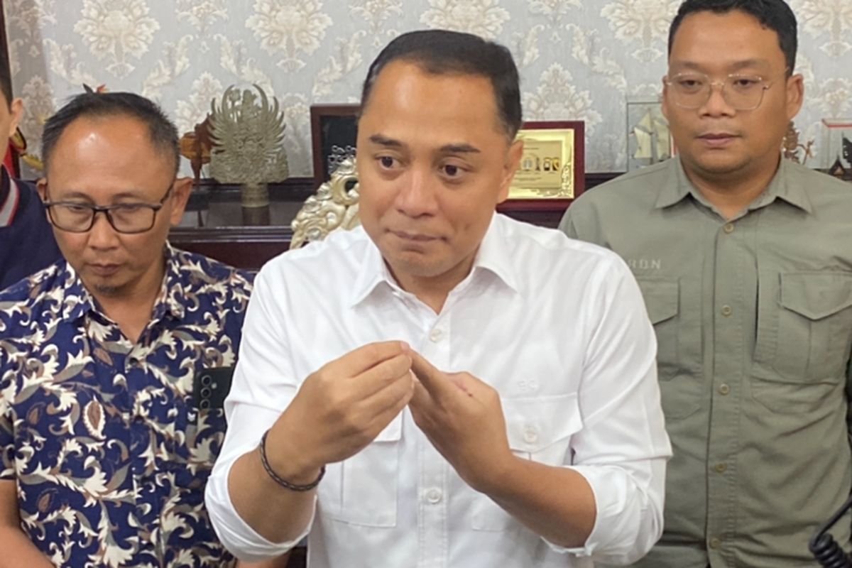 Wali Kota Surabaya, Eri Cahyadi, Senin (23/6/2025). Pemerintah Kota Surabaya memberlakukan jam malam bagi anak di bawah 18 tahun, berikut dampaknya bagi kesehatan dan peran penting orangtua dalam mendampingi.