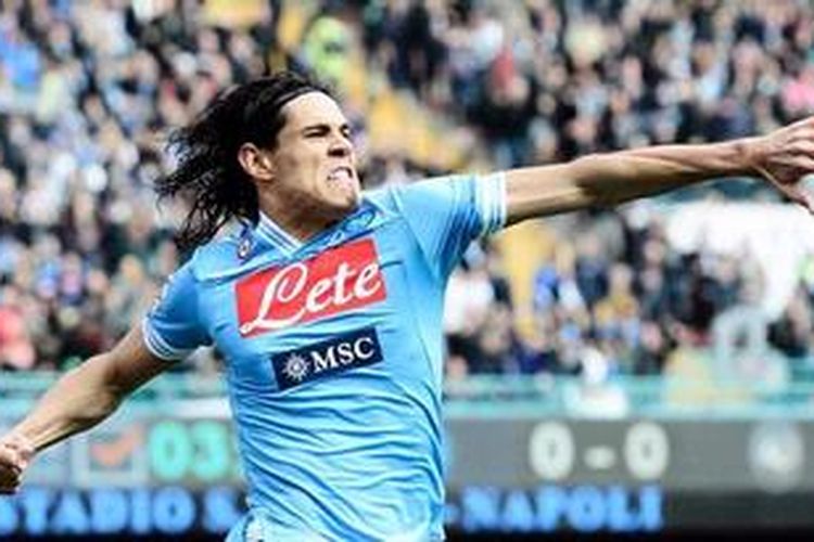 Penyerang Napoli, Edinson Cavani, merayakan salah satu dari dua golnya ke gawang Atalanta, pada lanjutan Serie-A, di San Paolo, Minggu (17/3/2013).