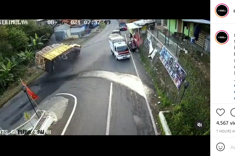 Potongan video truk ODOL terguling