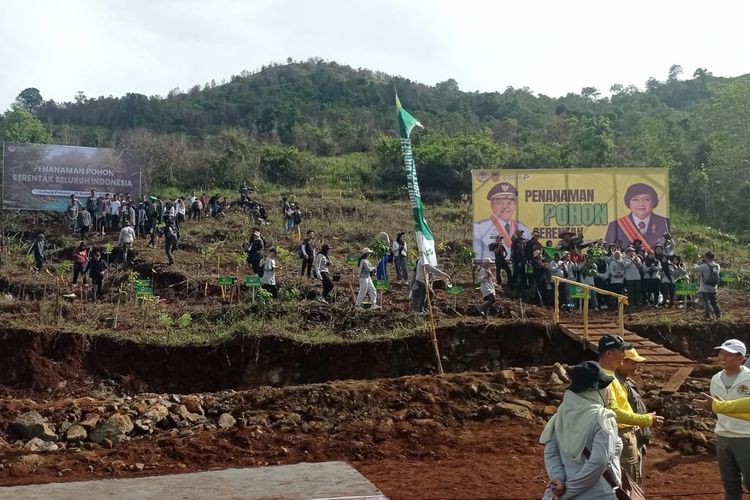 Kawasan Gunung Pamaton di Desa Kiram, Kecamatan Karang Intan, Kabupaten Banjar, Kalsel ditanami 7.500 bibit pohon, Sabtu (30/12/2023). Kawasan Gunung Pamaton kerap terbakar pada saat musim kemarau.