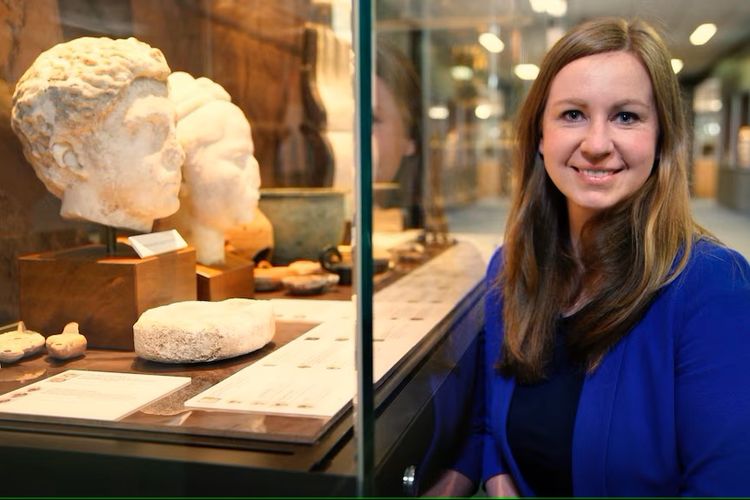 Dr Georgia Pike-Rowney mengatakan, pihak museum tidak mengetahui bagaimana kepala marmer Romawi yang dicuri dari Vatikan bisa menjadi koleksi Australia.