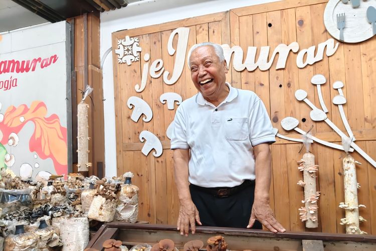Dedikasi Ratidjo Merawat Jamur, dari Jualan Keliling hingga Dikunjungi Ribuan Pelanggan