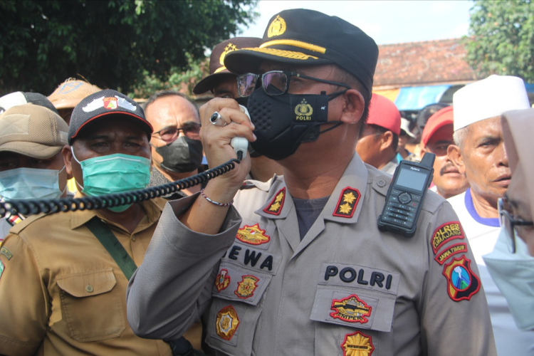 Kapolres Lumajang AKBP Dewa Putu Eka Darmawan saat sidak di Pasar Hewan Lumajang, Jumat (13/5/2022)