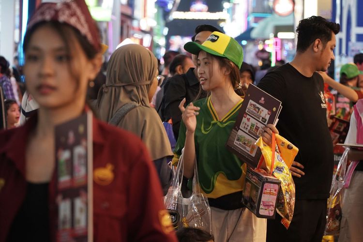 Seorang sales sedang menawarkan produknya ke pengunjung Jakarta Fair 2025 yang digelar di Jakarta International Expo, Kemayoran, Jakarta Pusat, Sabtu (21/6/2025). Jakarta Fair atau Pekan Raya Jakarta (PRJ) akan digelar kurang lebih selama 32 hari dan tak hanya menampilkan pameran perdagangan terbesar di kawasan Asia Tenggara tapi juga memanjakan pengunjung dengan berbagai hiburan menarik.