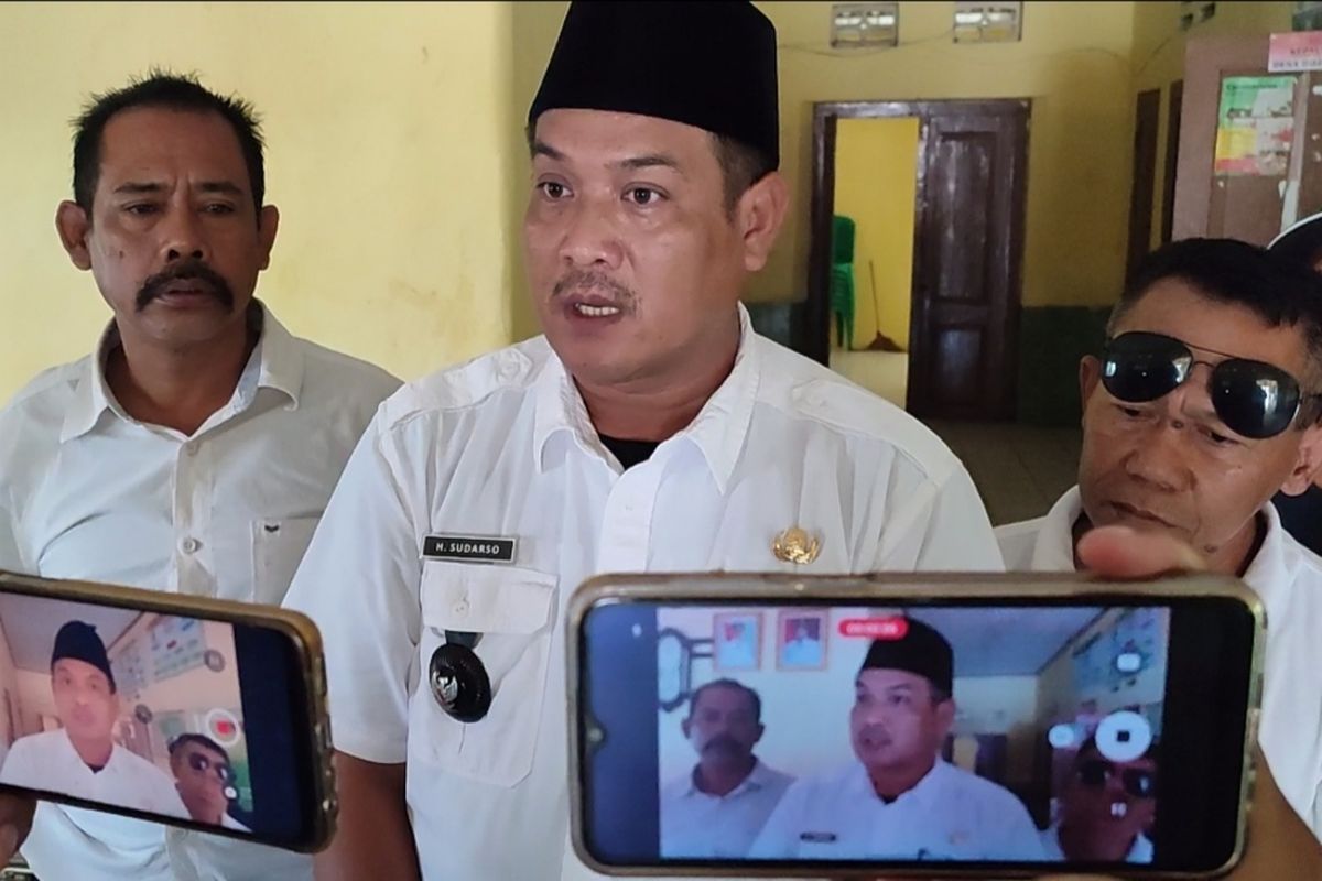 Kepala Desa Bojong Kulon, Kecamatan Susukan Kabupaten Cirebon Jawa Barat, Sudarso, menyampaikan kronologi peristiwa viral anak difabel dirundung pelajar SMA, di kantor balaidesa setempat, Rabu (21/9/2022)