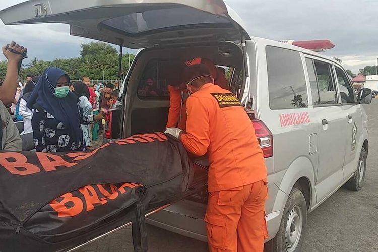 Seorang penumpang KM Tidar yang dikabarkan terjatuh ke laut di sekitar perairan Kabupaten Takalar saat menuju di Pelabuhan Soekarno Hatta, Makassar akhirnya berhasil ditemukan dalam kondisi tak bernyawa, Senin (30/12/2019).