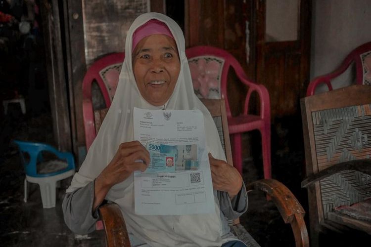 KPM penerima bantuan ialah Sati. Lansia yang berdomisili di Bondowoso, Jawa Timur (Jatim) ini telah berusia lebih dari 70 tahun. Bantuan ini dipakai untuk beli beras, ikan, gula, kebutuhan dapur. Ia berharap, bantuan bisa ada setiap bulan. 