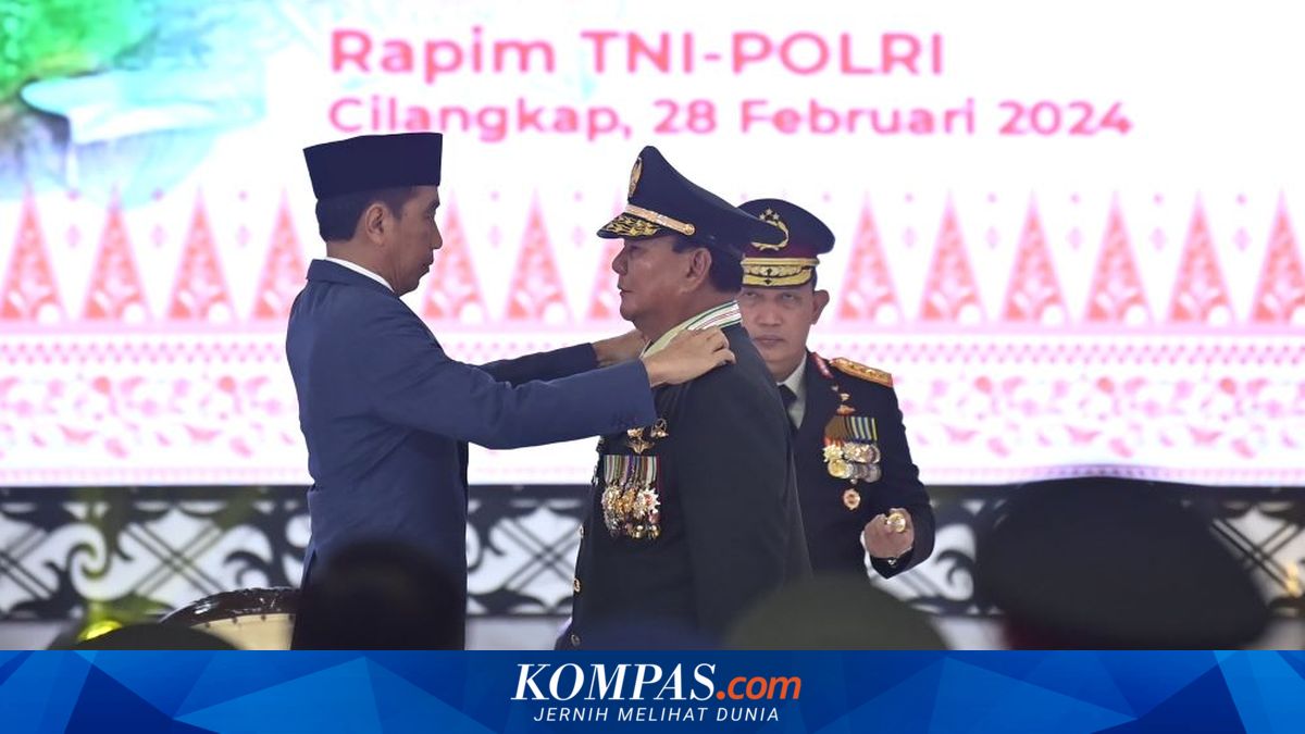 Jokowi Sematkan Pangkat Jenderal Kehormatan kepada Prabowo