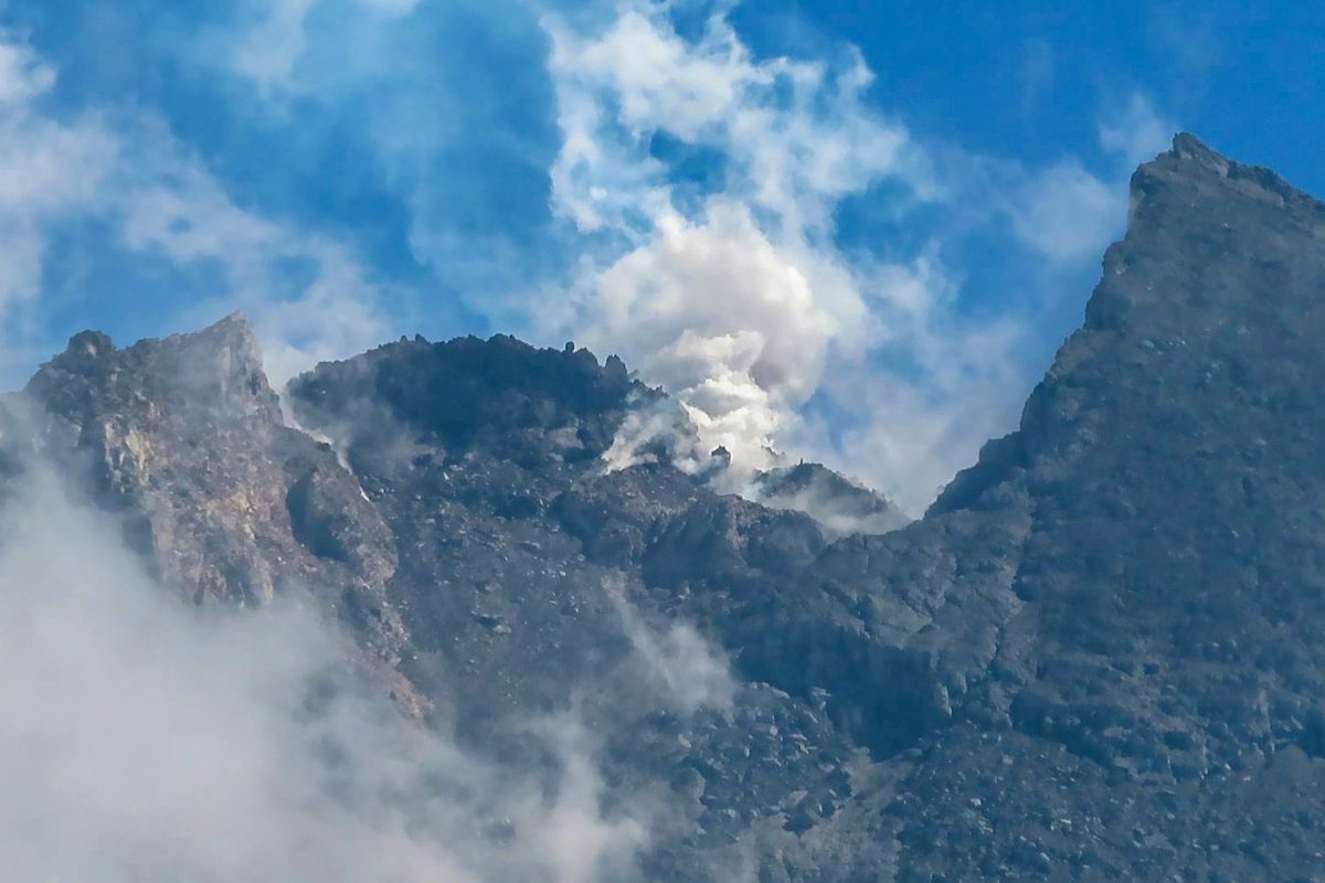 Kawah Gunung Merapi yang mengeluarkan asap dilihat dari wisata Deles Indah, Klaten, Rabu (16/6/2021) dengan lensa zoom.