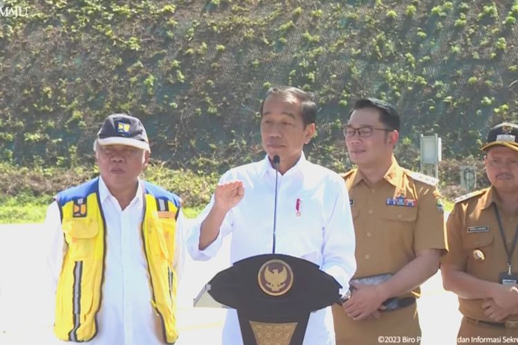 Presiden Joko Widodo saat meresmikan Jalan Tol Cileunyi, Sumedang dan Dawuan (Cisumdawu) yang ada di Kabupaten Sumedang, Provinsi Jawa Barat pada Selasa (11/7/2023).