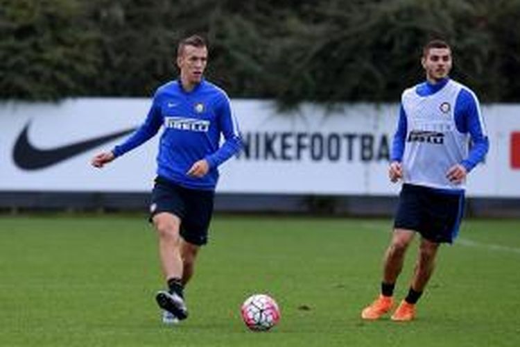 Ivan Perisic dan Mauro Icardi dalam salah satu sesi latihan Inter Milan pada 2 Oktober 2015. 