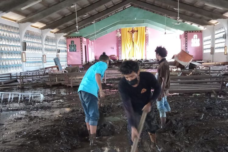 Sejumlah relawan membersihkan Gereja Stella Maris Lewotolok di Desa Amakaka, Kabupaten Lembata.