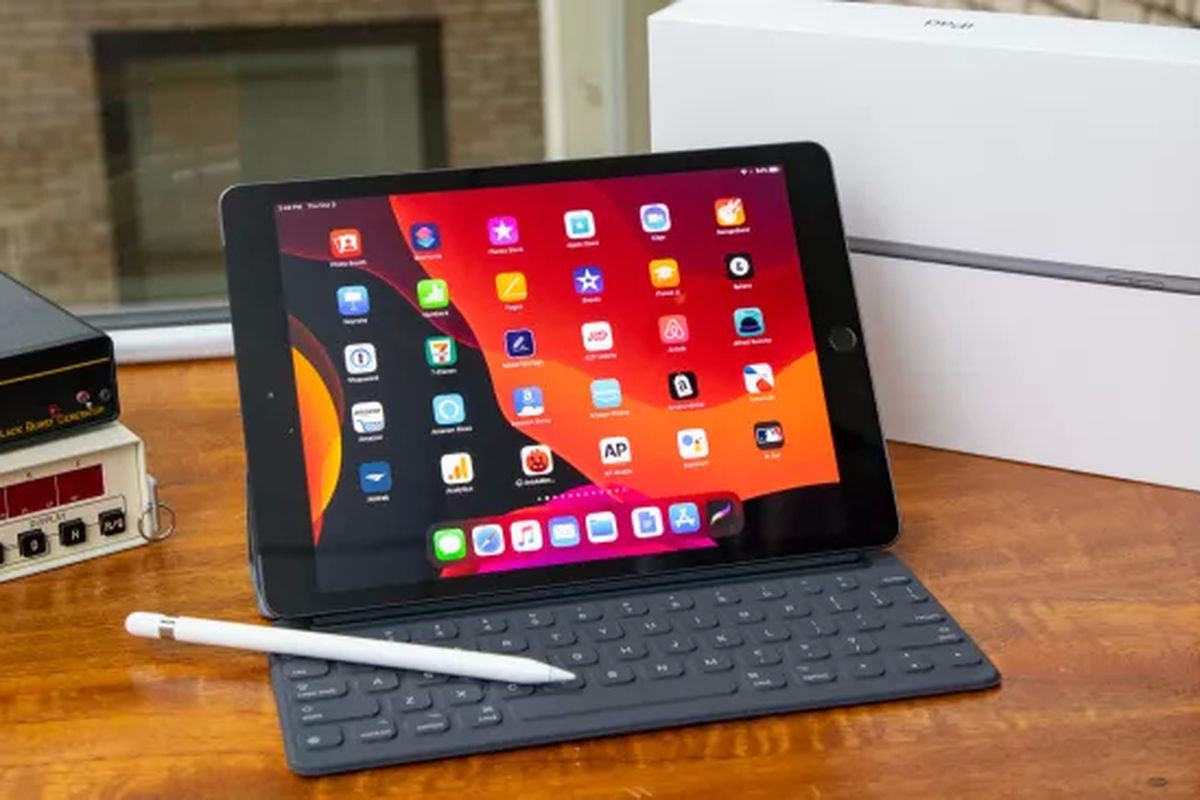 Galaxy Tab S6 Lite dengan keyboard tambahan.