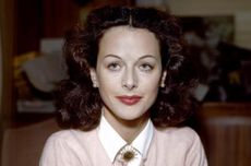 Hedy Lamarr, Bintang Hollywood yang Tak Disangka Menemukan Teknologi di Balik WiFi