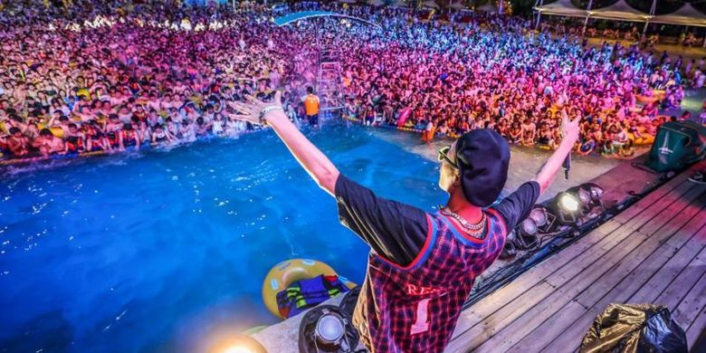 Ribuan orang memadati festival musik yang digelar di kolam renang di Wuhan, China. Hingga Mei, Wuhan belum mencatatkan kasus virus corona.
