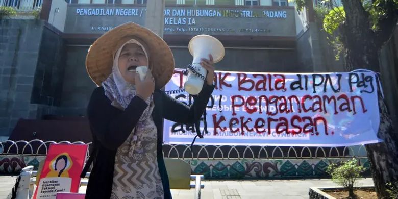 Aktivis yang tergabung dalam Jaringan Pembela HAM Sumbar berorasi saat aksi Tolak Bala, Stop Pengancaman dan Kekerasan di depan Gedung Pengadilan Negeri Padang, Sumbar, Senin (10/06).