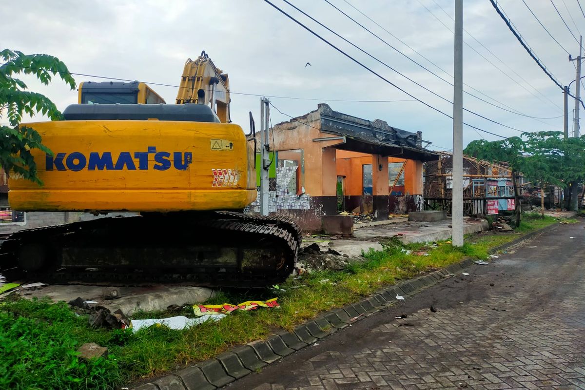 Proses pembongkaran 36 bangunan kios yang ada di pinggir rel kereta api di Kecamatan Kaliwates Jember 
