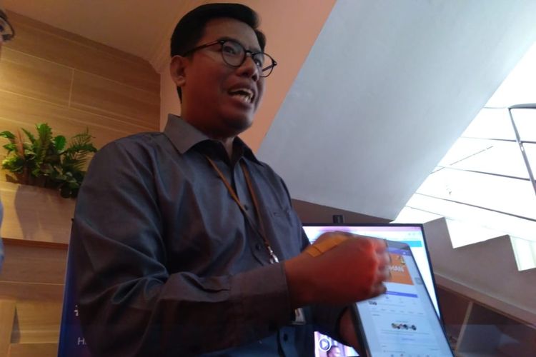 CEO Rumah Zakat Nur Effendi tengah menjelaskan Rania, teknologi customer service berbasis Artificial Intellegence (AI) di Bandung, Selasa (7/5/2019).