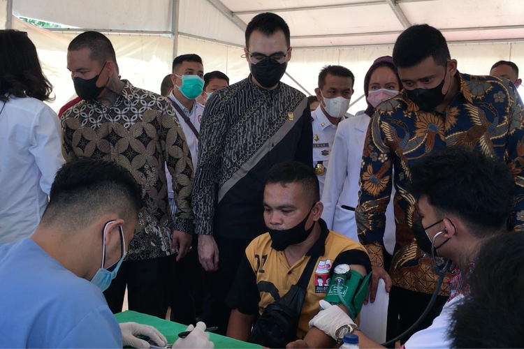 Wali Kota Medan, Bobby Nasution meninjau vaksinasi terhadap supir angkutan umum di Medan, Kamis (7/10/2021).