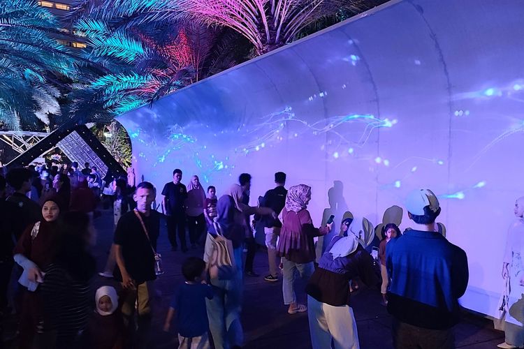 Warga Padati Lapangan Banteng pada Hari Terakhir Jakarta Light Festival 2025