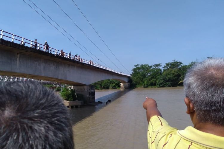 Warga berkerumun di sekitar jembatan Sungai Serayu perbatasan Kecamatan Maos dan Kesugihan, Kabupaten Cilacap, Jawa Tengah, Sabtu (27/4/2019).