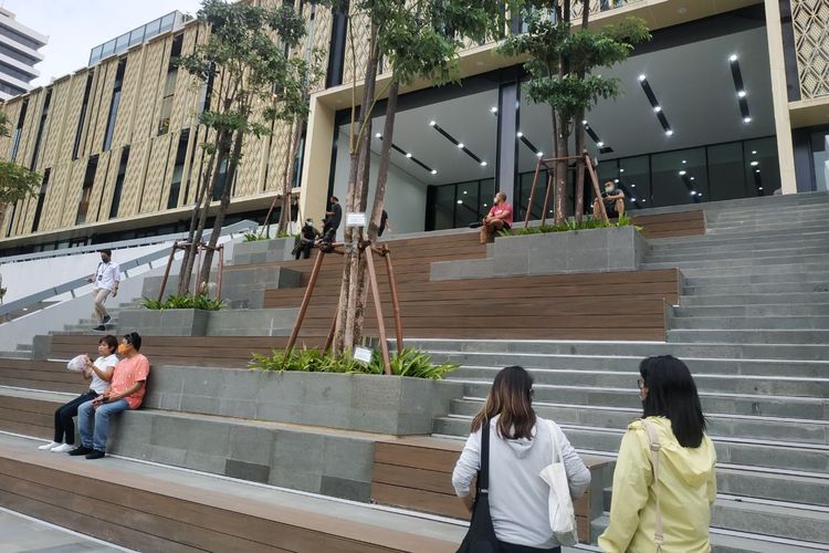 Area tangga amphitheater yang bisa digunakan untuk tempat duduk-duduk atau berkumpul bersama di Sarinah, Jakarta Pusat.