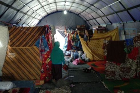 Melihat Kondisi di Dalam Tenda Warga Kampung Akuarium