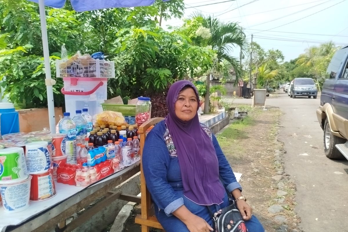 Maimunah, pedagang dadakan di Gilimanuk, Bali, Kamis (27/3/2025).