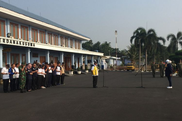Menteri PUPR Basuki Hadimuljono saat memimpin upacara pelepasan insinyur muda di Bandara Halim Perdanakusuma, Jakarta, Jumat (31/8/2018). Ada 198 insinyur muda yang diberangkatkan hari ini ke Lombok untuk membantu penanganan pascabencana gempa bumi.