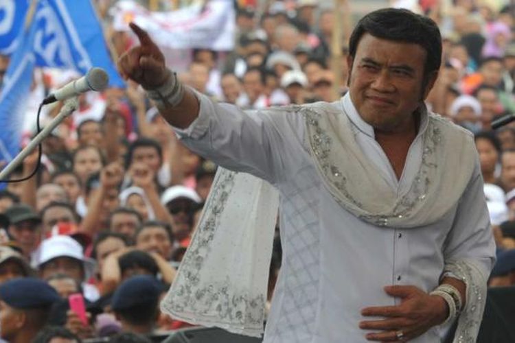 Pedangdut Rhoma Irama menghibur masa pendukung pasangan calon presiden dan wakil presiden Prabowo Subianto-Hatta Rajasa di Stadion Maulana Yusuf, Ciceri, Serang, Banten, Kamis (5/6/2014). Dalam kampanye tersebut, Hatta mengajak simpatisan dan pendukung pasangan calon presiden dan wakil presiden Prabowo Subianto-Hatta Rajasa untuk menyukseskan target 70 persen suara di wilayah Banten pada pemilu 9 Juli mendatang.